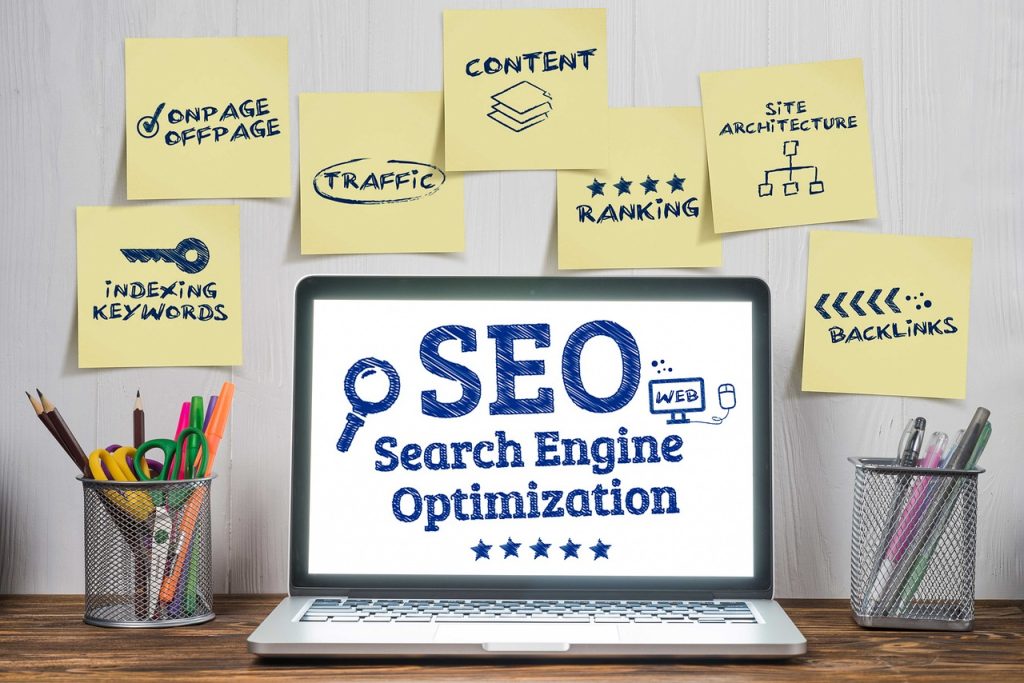 电脑桌面壁纸写着大写的SEO和Search Engine Optimization